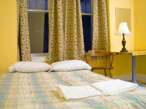 tor_accommodation_canadiana-room